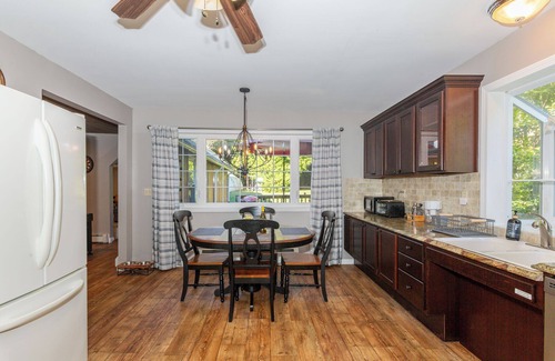 Norwichtown Cottage | Experience Red Cottage in Norwich with Oceanfront Views