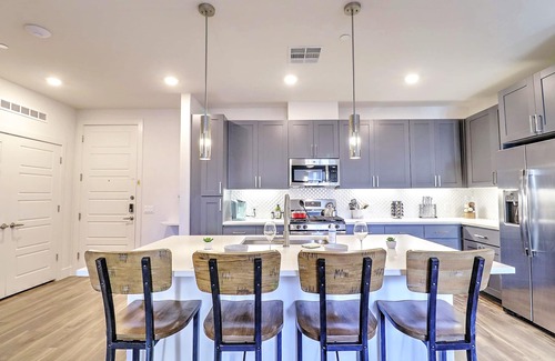 Thunderbird Industrial Airpark Condo | Top-Rated Hotel with King Beds Near Shopping & Ocean Views