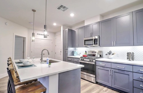 Thunderbird Industrial Airpark Condo | Top-Rated Hotel with King Beds Near Shopping & Ocean Views