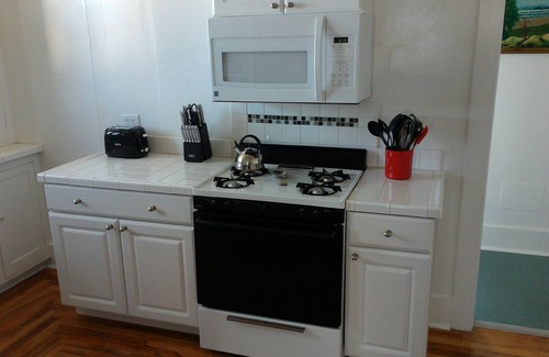 Greenside Park Apartment | Prime 2nd Story Flat in Heart of Town with Spa & Breakfast