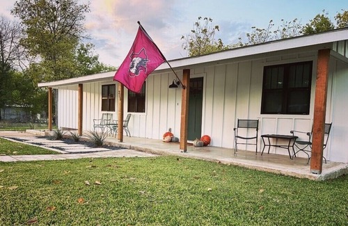 Johnson City House | Spacious 3/2 steps from downtown dining and shopping