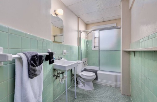 Anniston Apartment | Spacious 3 Bd, centrally located