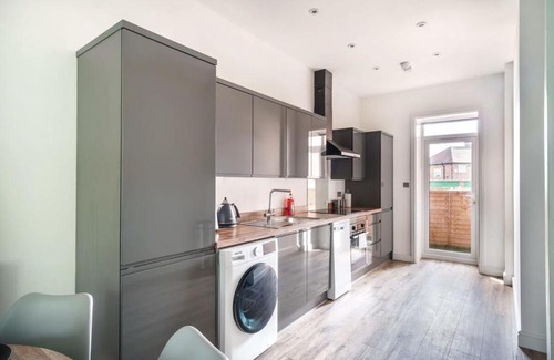 Crosby Apartment | Bright 3-Bed Apartment in Waterloo, Liverpool for Families
