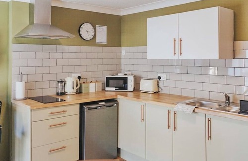Spofforth Apartment | Spacious 3-Bed Flat | Sleeps 6 | Free Parking & Wi-Fi | Near Harrogate & Leeds