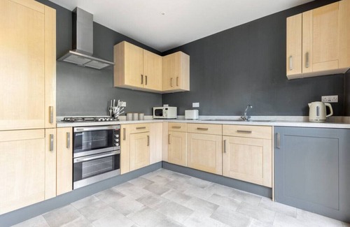 West Putney Apartment | Discover Comfort at The Putney Villas with Spa & Breakfast