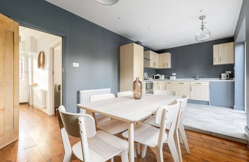 West Putney Apartment | Discover Comfort at The Putney Villas with Spa & Breakfast