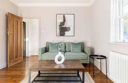 West Putney Apartment | Discover Comfort at The Putney Villas with Spa & Breakfast
