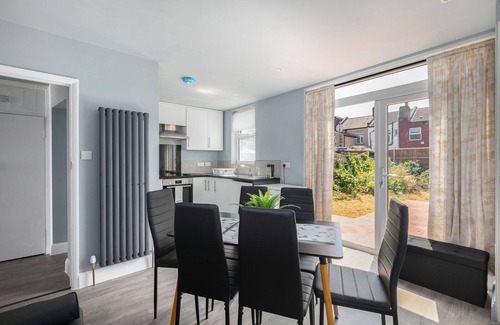 Haselbury House | Spacious 3-Bed (Sleeps 7) Home with Garden