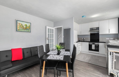 Haselbury House | Spacious 3-Bed (Sleeps 7) Home with Garden
