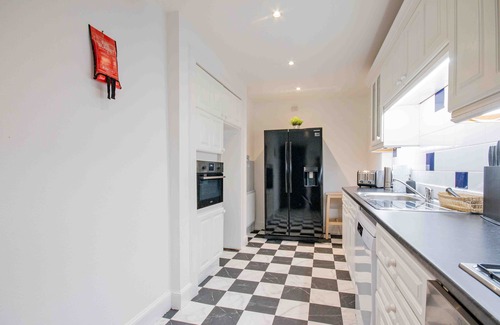Bruntsfield Apartment | Family-Friendly 3-Bed Home in Marchmont with Kitchen