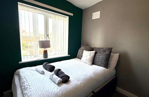 Wolverhampton House | Spacious 3-Bed Home Contractor-Friendly with Parking in Wolverhampton