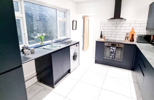 Castle House | Modern 3 Bed Home in Vibrant Swansea with Pet-Friendly Amenities