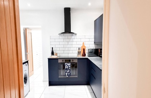 Castle House | Modern 3 Bed Home in Vibrant Swansea with Pet-Friendly Amenities