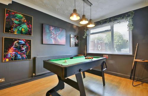 Fairwater House | Spacious 3 Bed Home with Pool Table