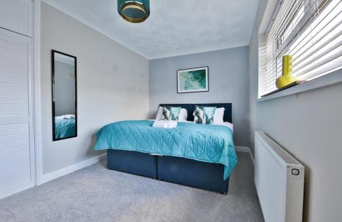 Fairwater House | Spacious 3 Bed Home with Pool Table