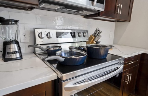 Riverside Terrace Bed & Breakfast | Top-Rated 3 Bed House Near MD Anderson with Kitchen & More