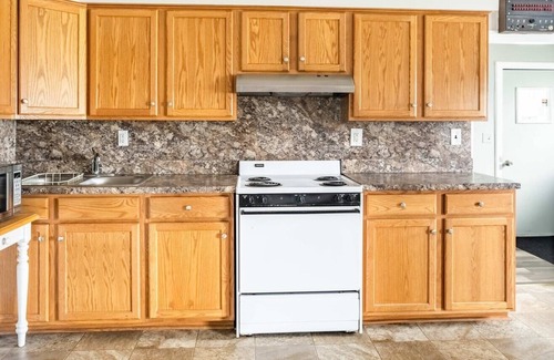 Riverview Apartment | Spacious 3-bed Suite in Browntown, Near Dining & Fun