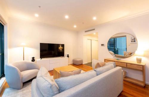 Melbourne Central Business District Apartment | Modern 3-Bed Unit in Melbourne CBD with Pool & Gym Access