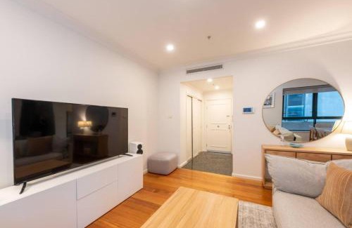 Melbourne Central Business District Apartment | Modern 3-Bed Unit in Melbourne CBD with Pool & Gym Access
