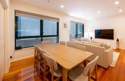 Melbourne Central Business District Apartment | Modern 3-Bed Unit in Melbourne CBD with Pool & Gym Access