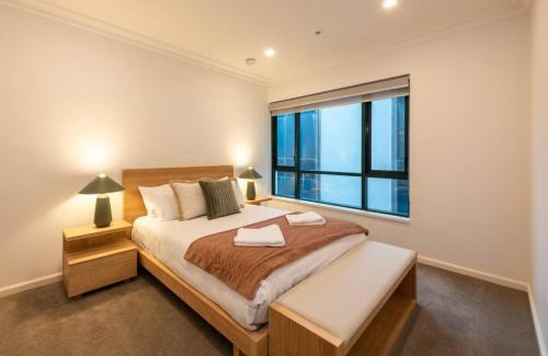 Melbourne Central Business District Apartment | Modern 3-Bed Unit in Melbourne CBD with Pool & Gym Access
