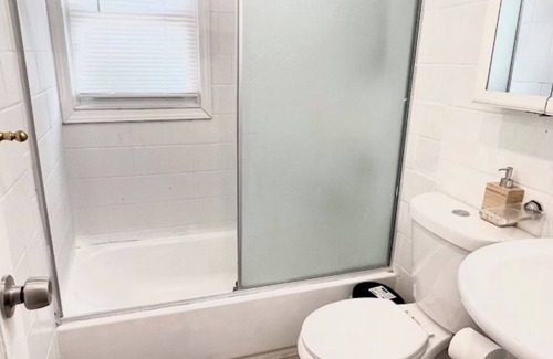 Valley Stream Apartment | Spacious 3-bedroom apartment in enjoyable Valley Stream with AC