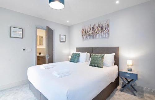 Berrylands Apartment | Family-Friendly 3 Bedroom Retreat in Surbiton, Rated 8.7