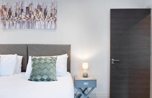 Berrylands Apartment | Family-Friendly 3 Bedroom Retreat in Surbiton, Rated 8.7