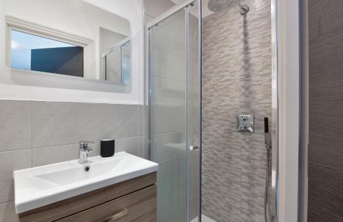 Berrylands Apartment | Family-Friendly 3 Bedroom Retreat in Surbiton, Rated 8.7