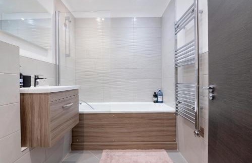 Berrylands Apartment | Family-Friendly 3 Bedroom Retreat in Surbiton, Rated 8.7