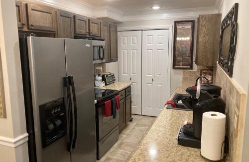 Athens Apartment | Family-Friendly 3 Bedroom Condo Near Athens' Five-Points