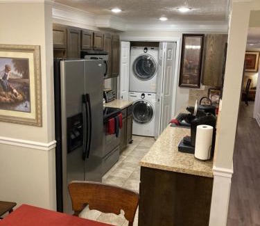 Athens Apartment | Family-Friendly 3 Bedroom Condo Near Athens' Five-Points