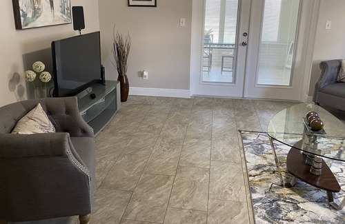 Town N County Park House | Spacious 3-bedroom/ 2 bath home by Marvis