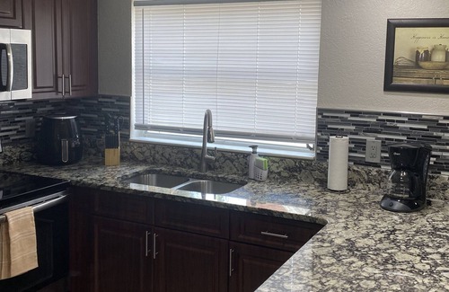 Town N County Park House | Spacious 3-bedroom/ 2 bath home by Marvis