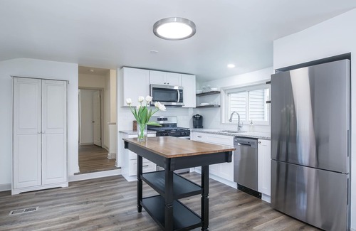 Naperville Apartment | Spacious 3-bedroom apartment in DT Naperville with WiFi, AC and in unit Laundry!