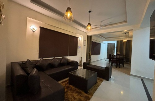 Bullawala Apartment | Spacious 3-bedroom apartment with WiFi, AC in peaceful Dehradun