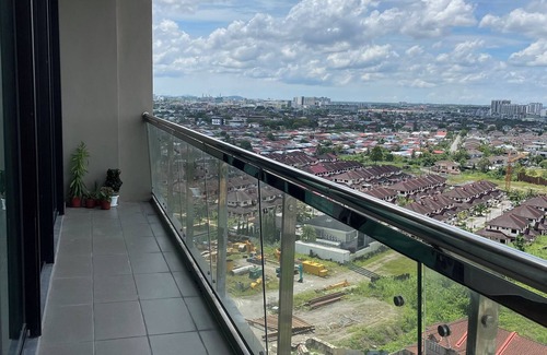 Kuching Apartment | Spacious 3-bedroom apartment with AC, fitness room in charming Kuching