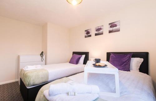 Coventry House | Spacious 3-Bedroom Apartment w Private Garden