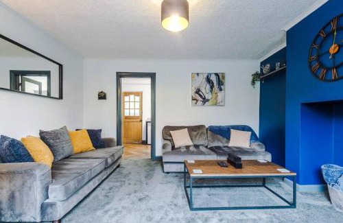 Leeds House | Family-Friendly 3BR Near City Center with Parking