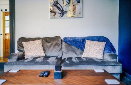 Leeds House | Family-Friendly 3BR Near City Center with Parking