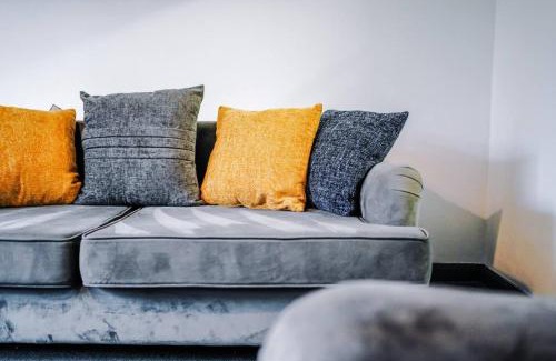 Leeds House | Family-Friendly 3BR Near City Center with Parking