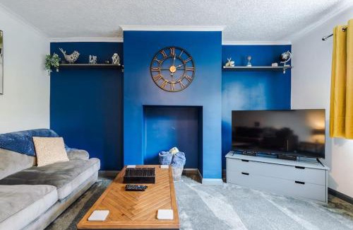 Leeds House | Family-Friendly 3BR Near City Center with Parking
