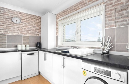 Coatbridge Apartment | Inviting 3 Bedroom Maisonette with Pool Table & Breakfast