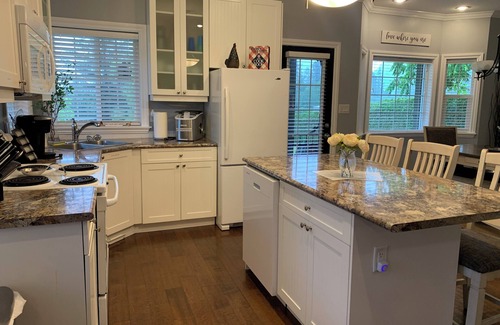 Kent House | Ideal 3-Bedroom Guest Home with Ocean Views and Breakfast