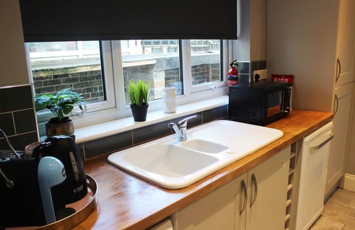 Lowestoft House | Cozy 3-Bedroom House Steps from the Beach, Pet Friendly