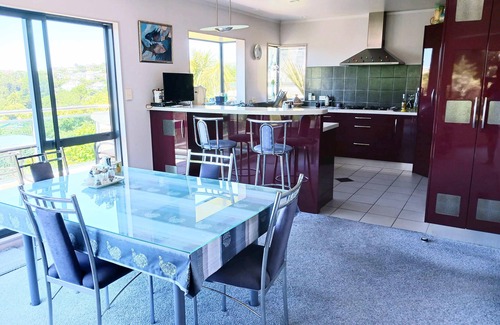 Northland House | Inviting 3-Bedroom Home with Breathtaking Views & Hot Tub