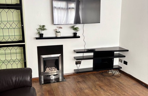 River House | Spacious 3 bedroom house/Free parking/10 mins from train station