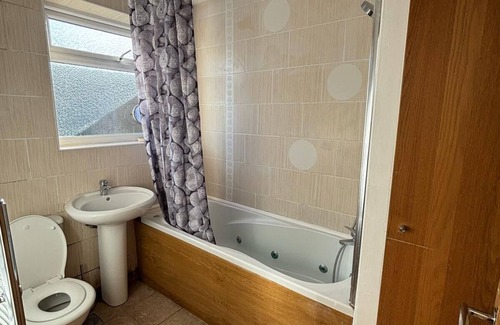 River House | Spacious 3 bedroom house/Free parking/10 mins from train station