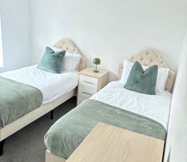 Guisborough House | Spacious 3-Bedroom Home in Town Sleeps 5, Free Parking