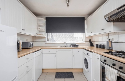 Tilbury House | Inviting 3-Bedroom Home with WiFi, Parking & Garden Oasis